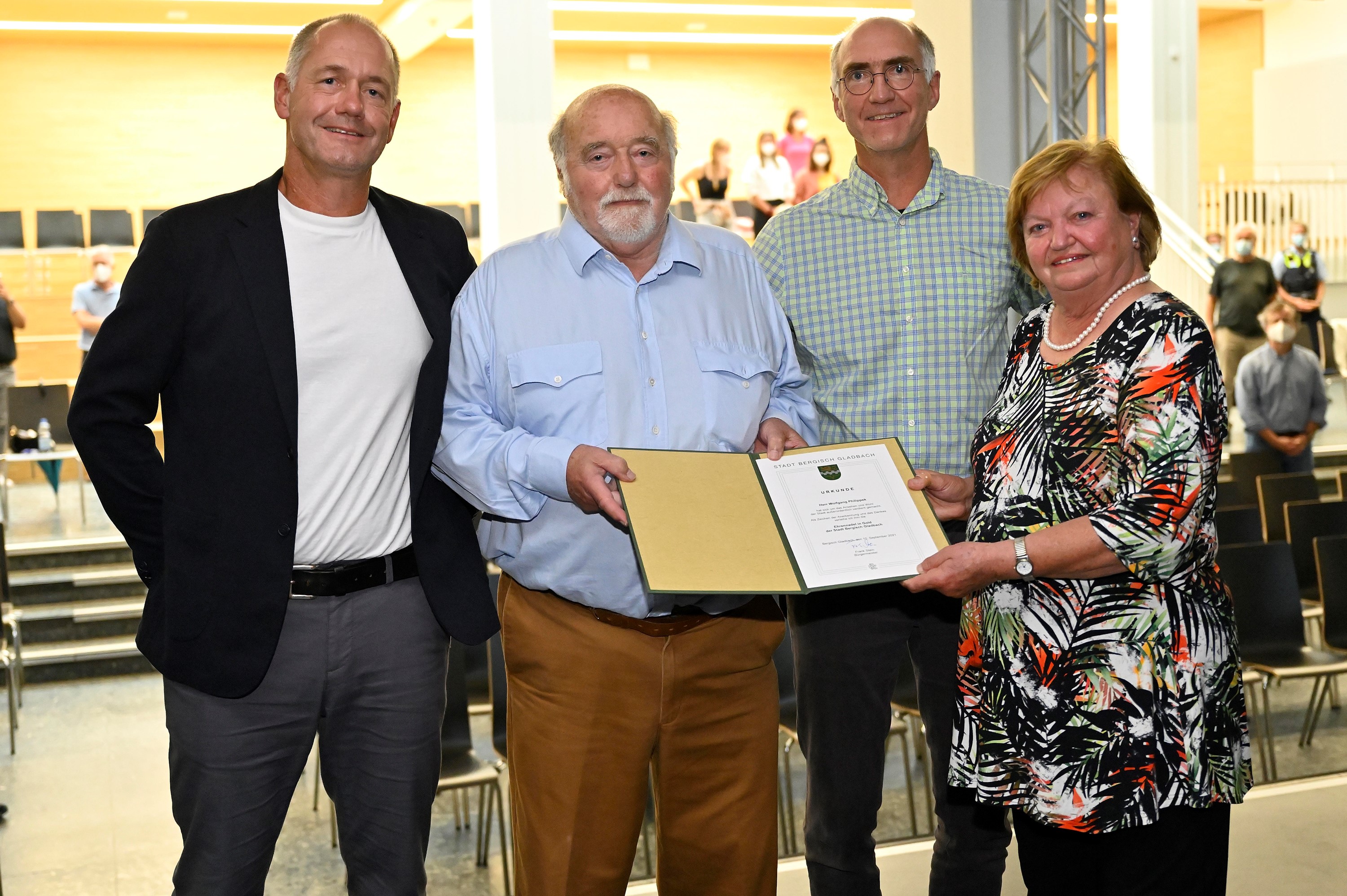 2021-09-10 Goldene Ehrennadel Wolfgang Philippek mit Heiner und Urban Philippek